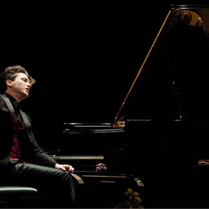 Vibo, nei giardini di palazzo Murmura il concerto del giovane pianista triestino Emanuele Savron