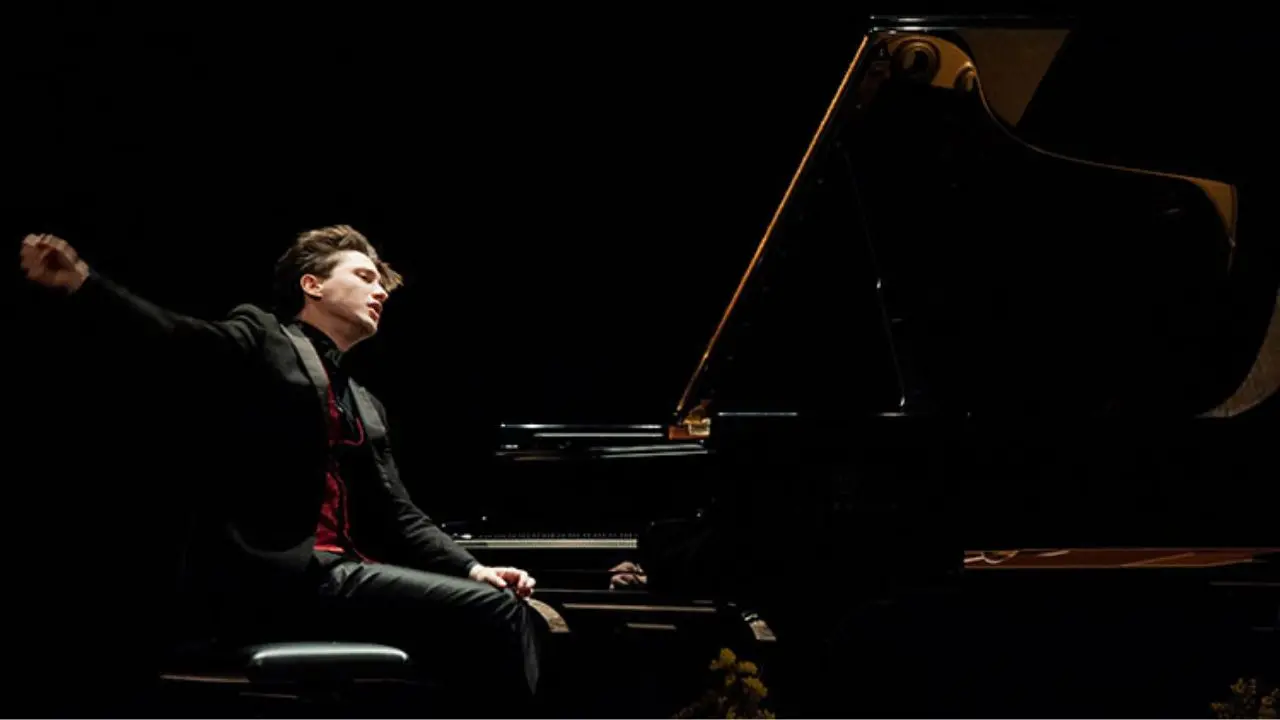 Vibo, nei giardini di palazzo Murmura il concerto del giovane pianista triestino Emanuele Savron