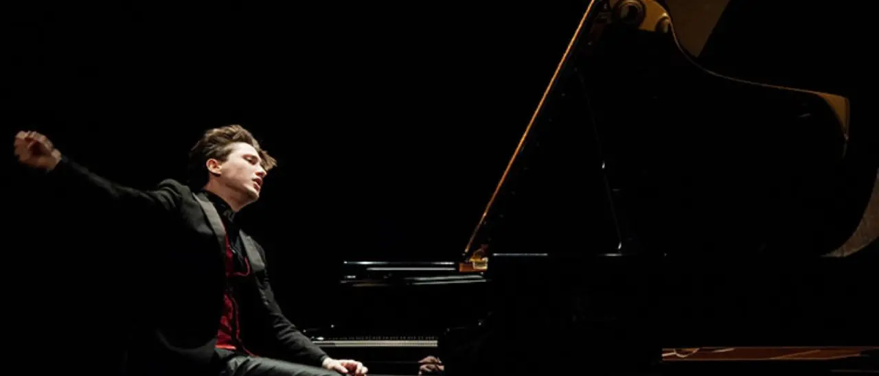 Vibo, nei giardini di palazzo Murmura il concerto del giovane pianista triestino Emanuele Savron