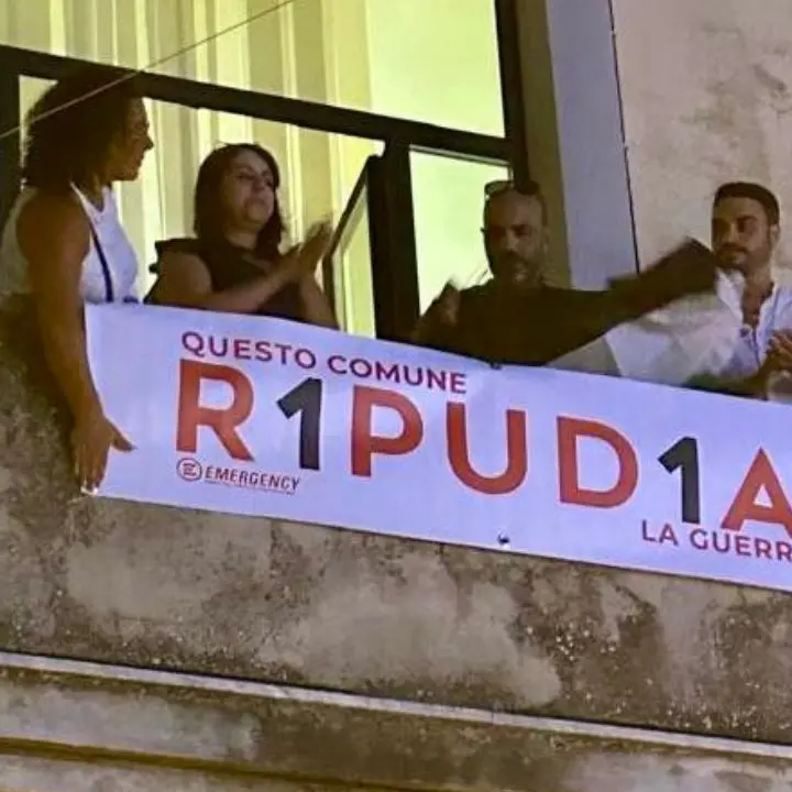 Gaza, Serra San Bruno si unisce al grido di pace di Emergency: marcia silenziosa e striscione R1pud1a esposto sulla facciata del Municipio