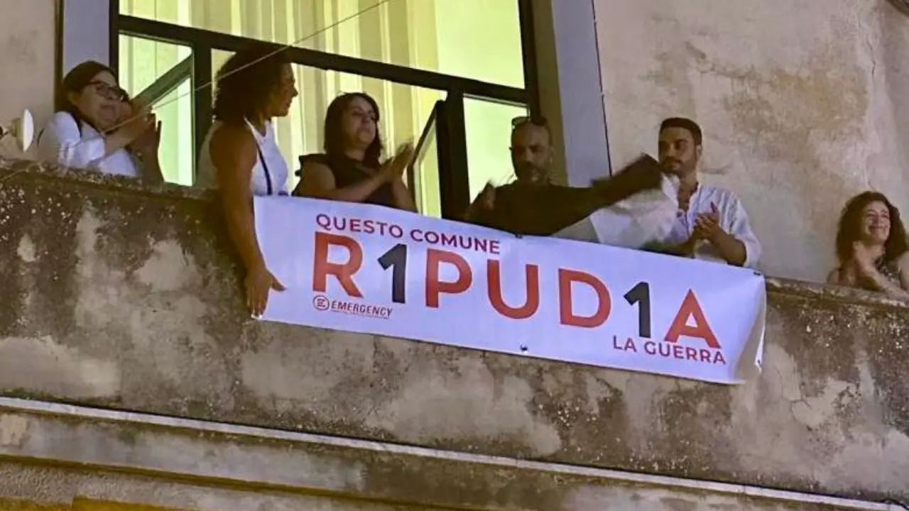 Gaza, Serra San Bruno si unisce al grido di pace di Emergency: marcia silenziosa e striscione R1pud1a esposto sulla facciata del Municipio