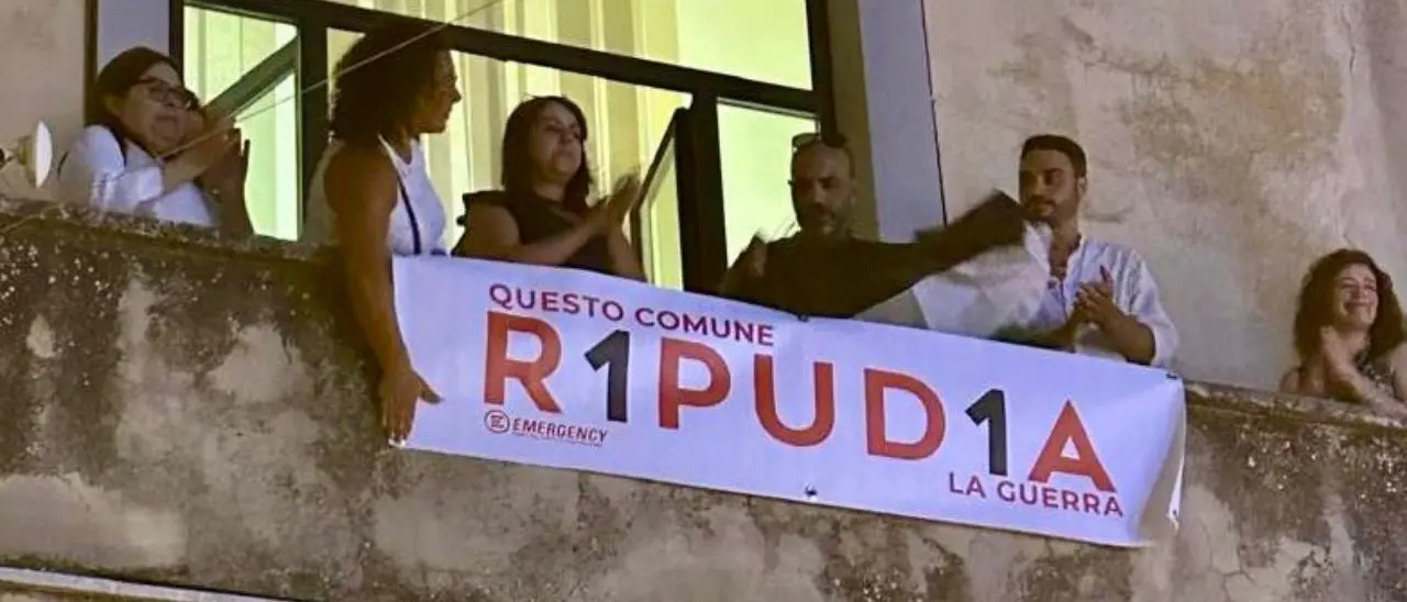 Gaza, Serra San Bruno si unisce al grido di pace di Emergency: marcia silenziosa e striscione R1pud1a esposto sulla facciata del Municipio