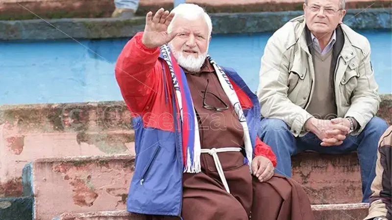 È morto padre Fedele, addio al frate ultrà del Cosenza Aveva 87 anni