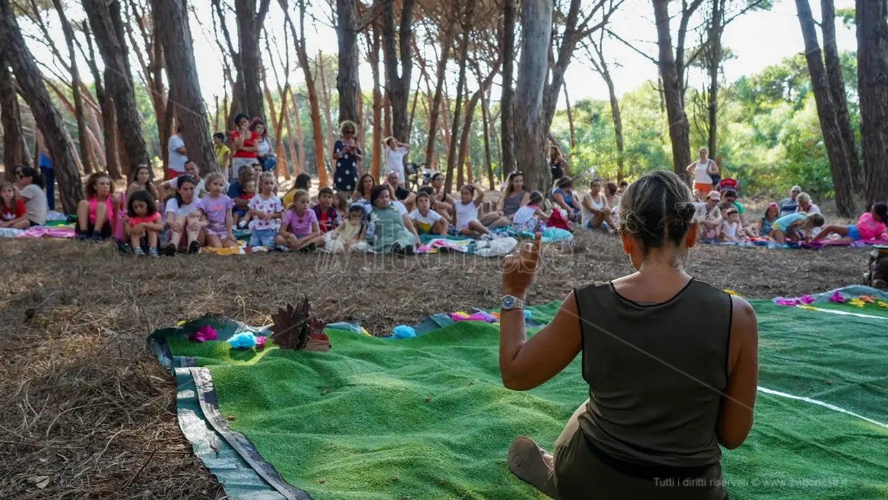 La pineta di Nicotera Marina trasformata in un palcoscenico incantato: \"C'era una volta...\"