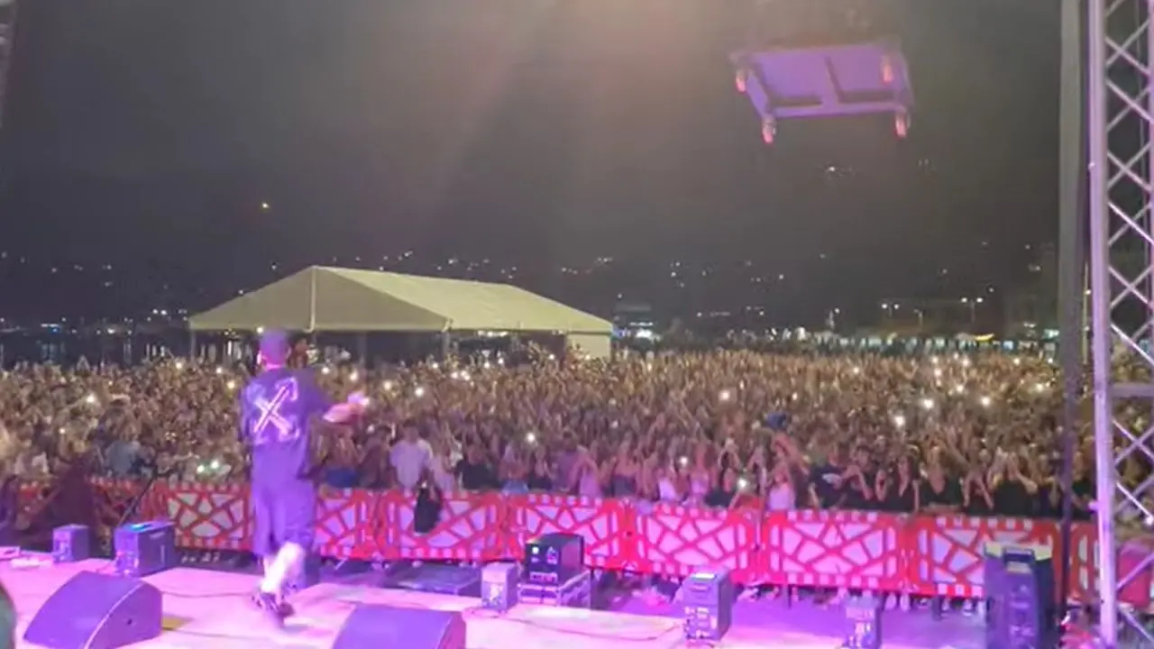 Vibo Marina, grande successo per \"Calici sotto le stelle\": il lungomare affollato e animato da musica da cornice ai prodotti tipici