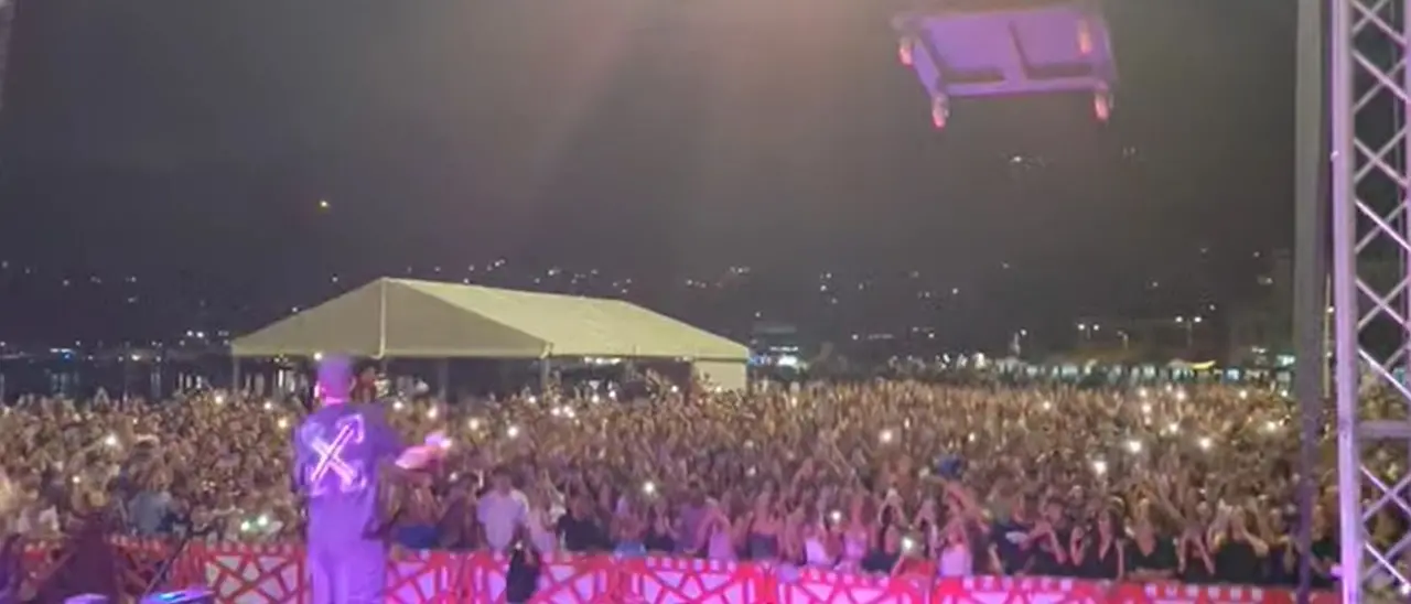 Vibo Marina, grande successo per \"Calici sotto le stelle\": il lungomare affollato e animato da musica da cornice ai prodotti tipici