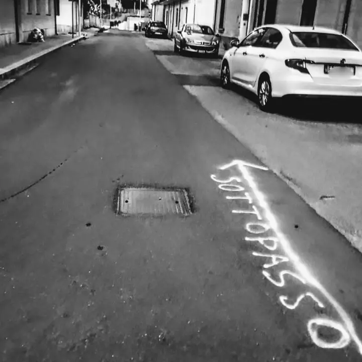 “Sottopasso di Vibo Marina, da questa parte”: manca la segnaletica e c'è chi ricorre al fai da te