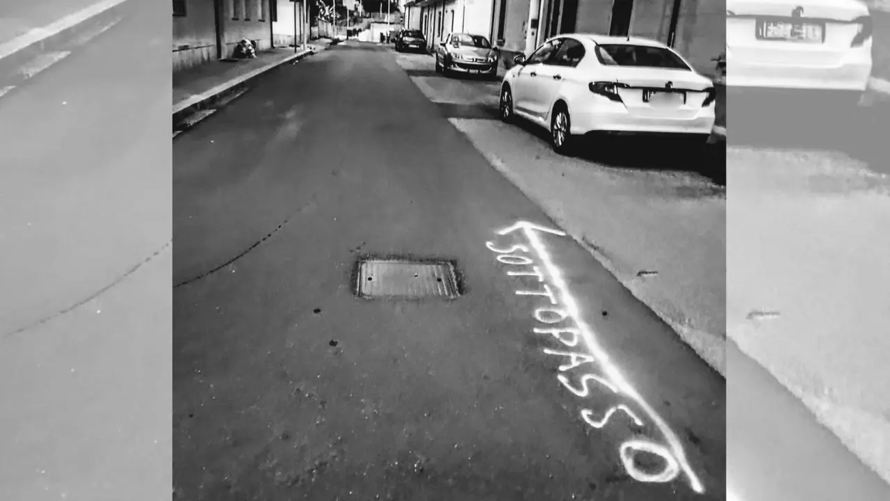 “Sottopasso di Vibo Marina, da questa parte”: manca la segnaletica e c'è chi ricorre al fai da te