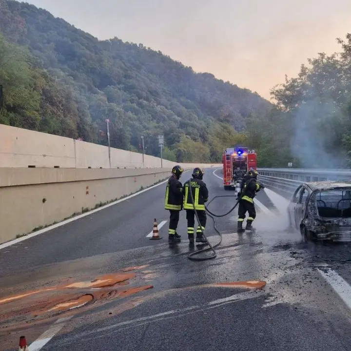 Auto in fiamme sull’A2 tra Pizzo e Sant’Onofrio: intervengono i vigili del fuoco