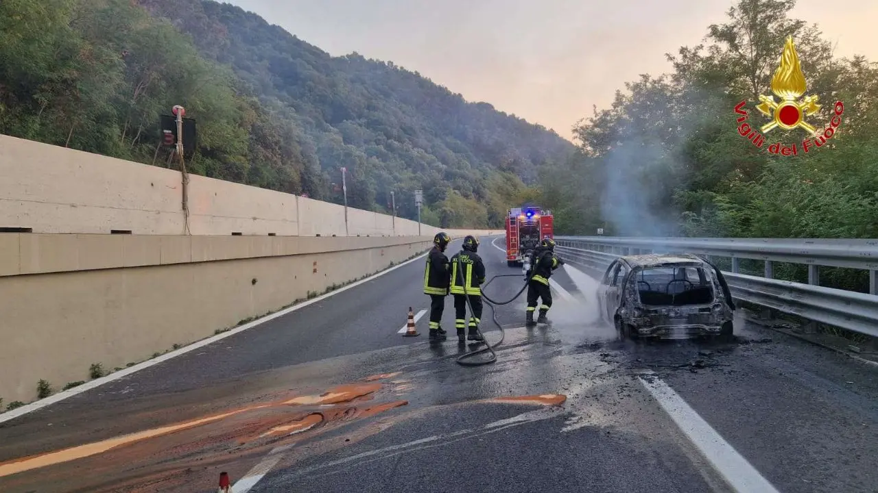 Auto in fiamme sull’A2 tra Pizzo e Sant’Onofrio: intervengono i vigili del fuoco