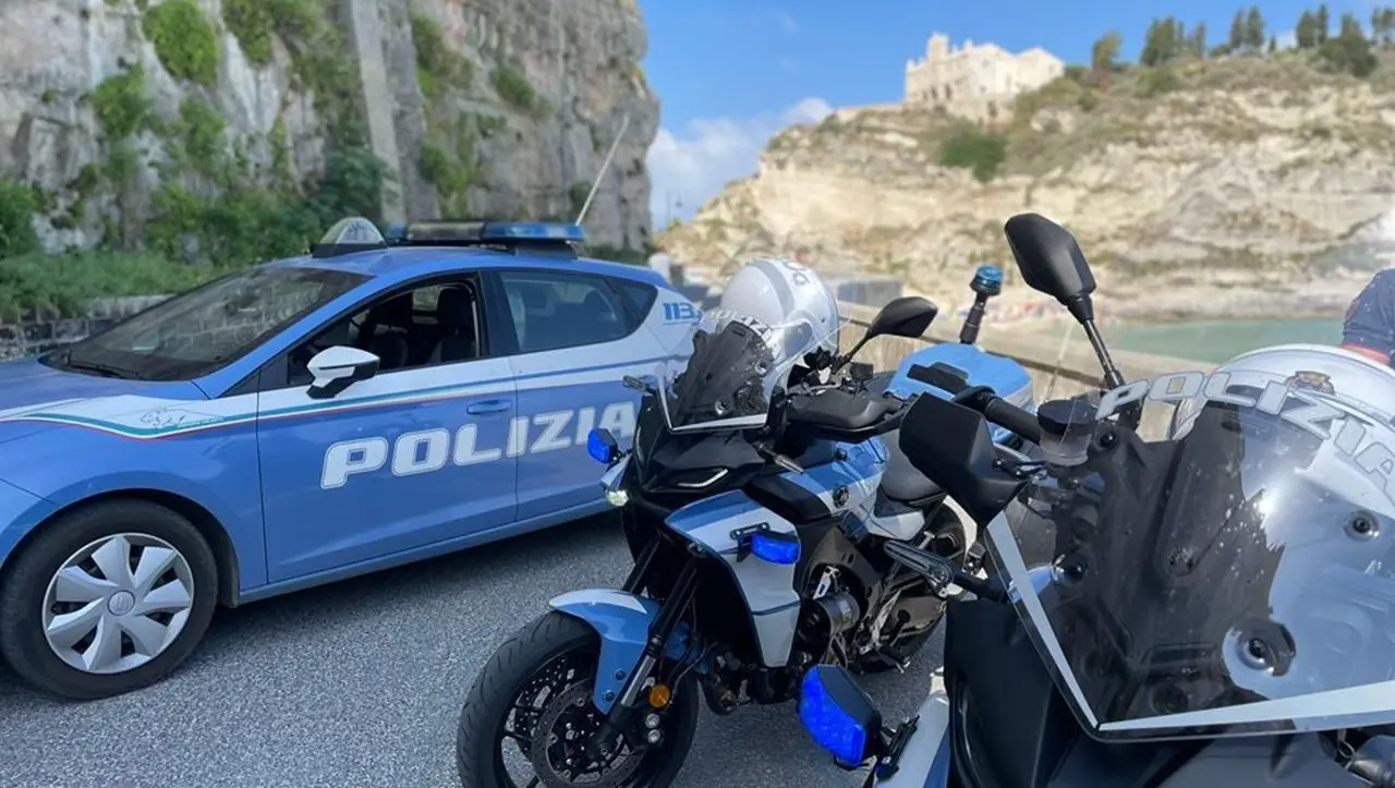 Tropea, commercio abusivo in uno spazio destinato al trasporto pubblico: daspo urbano per una 36enne