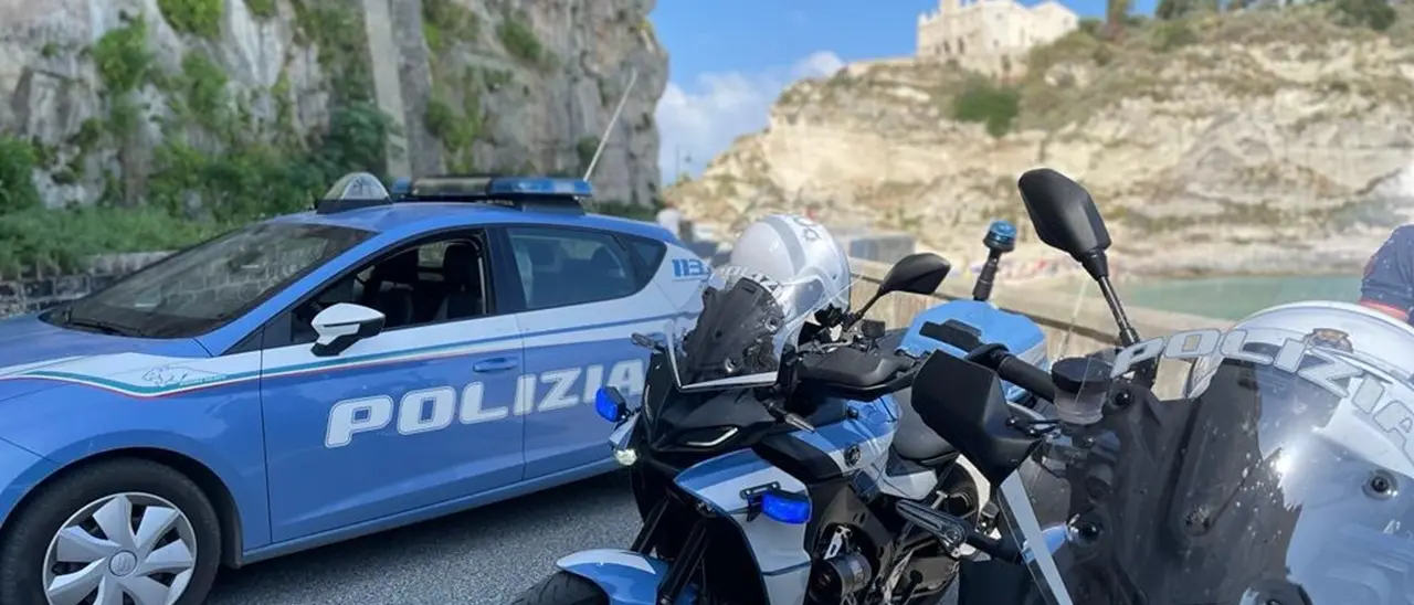 Tropea, commercio abusivo in uno spazio destinato al trasporto pubblico: daspo urbano per una 36enne