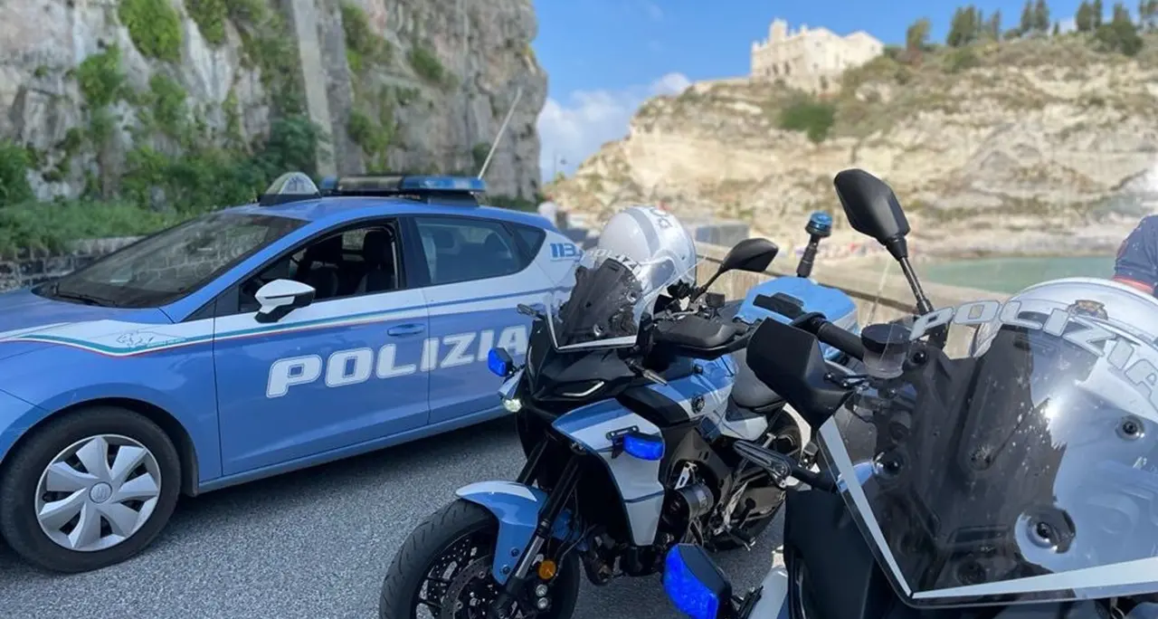 <p>Controlli a Tropea in vista dell’estate: <span style=\"color:hsl(0, 75%, 60%);\">898 persone identificate</span> (222 con precedenti) e droga sequestrata</p>