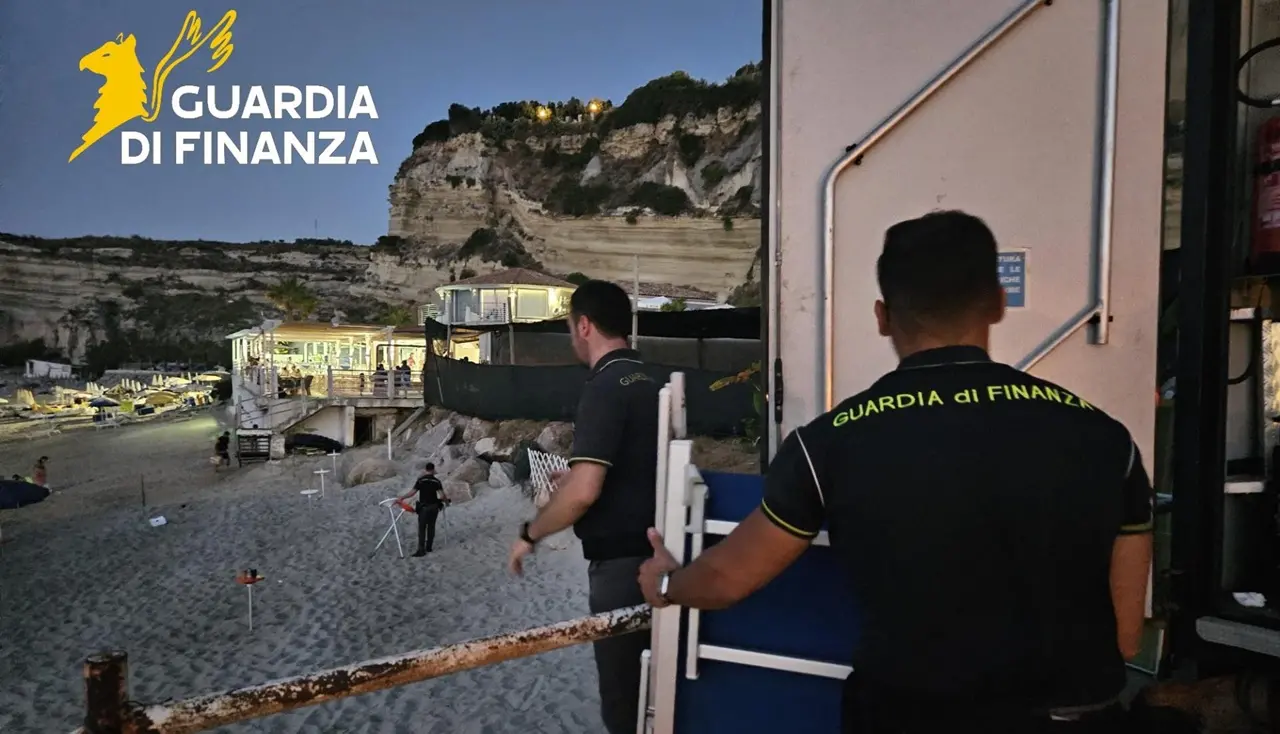 Baia di Riaci, tre stabilimenti balneari e un parcheggio abusivi: la finanza sequestra area di 5mila metri quadrati