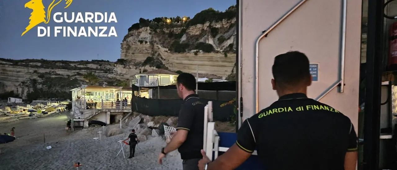 Baia di Riaci, tre stabilimenti balneari e un parcheggio abusivi: la finanza sequestra area di 5mila metri quadrati