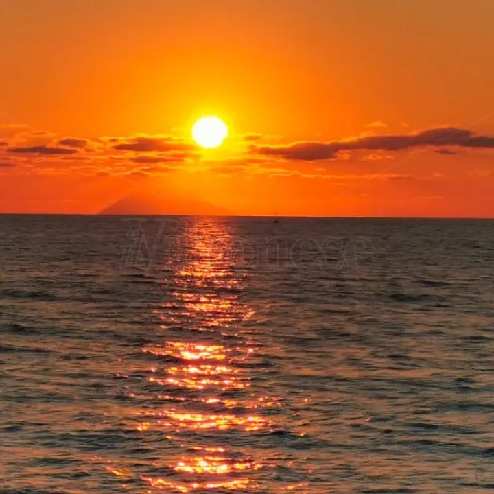 Il giorno in cui il sole fa canestro nello Stromboli: da Capo Vaticano il magico tramonto di Ferragosto