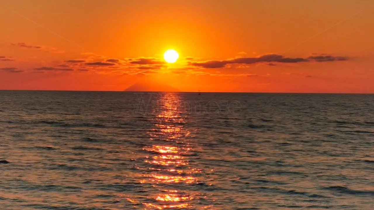 Il giorno in cui il sole fa canestro nello Stromboli: da Capo Vaticano il magico tramonto di Ferragosto