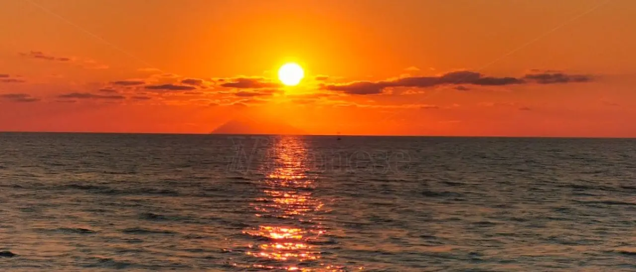 Il giorno in cui il sole fa canestro nello Stromboli: da Capo Vaticano il magico tramonto di Ferragosto