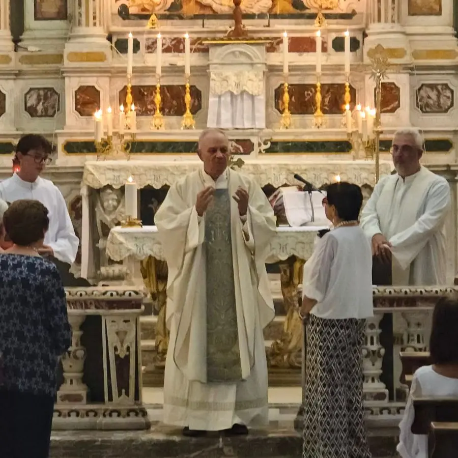 Parghelia, l’accorata lettera dei fedeli per i 50 anni di sacerdozio di don Florio: «Guida saggia e punto di riferimento per tutti noi»