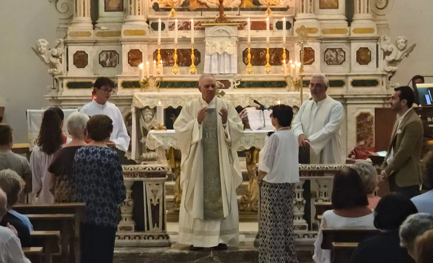 Parghelia, l’accorata lettera dei fedeli per i 50 anni di sacerdozio di don Florio: «Guida saggia e punto di riferimento per tutti noi»