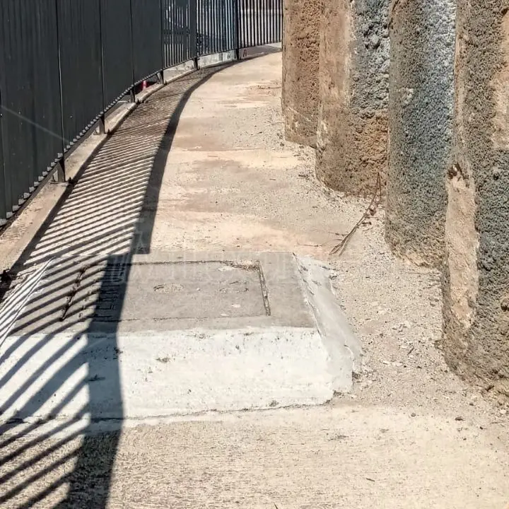Vibo Marina, sottopasso con \"percorso a ostacoli\": pozzetti alti fino a 30 centimetri bloccano disabili e turisti con valige