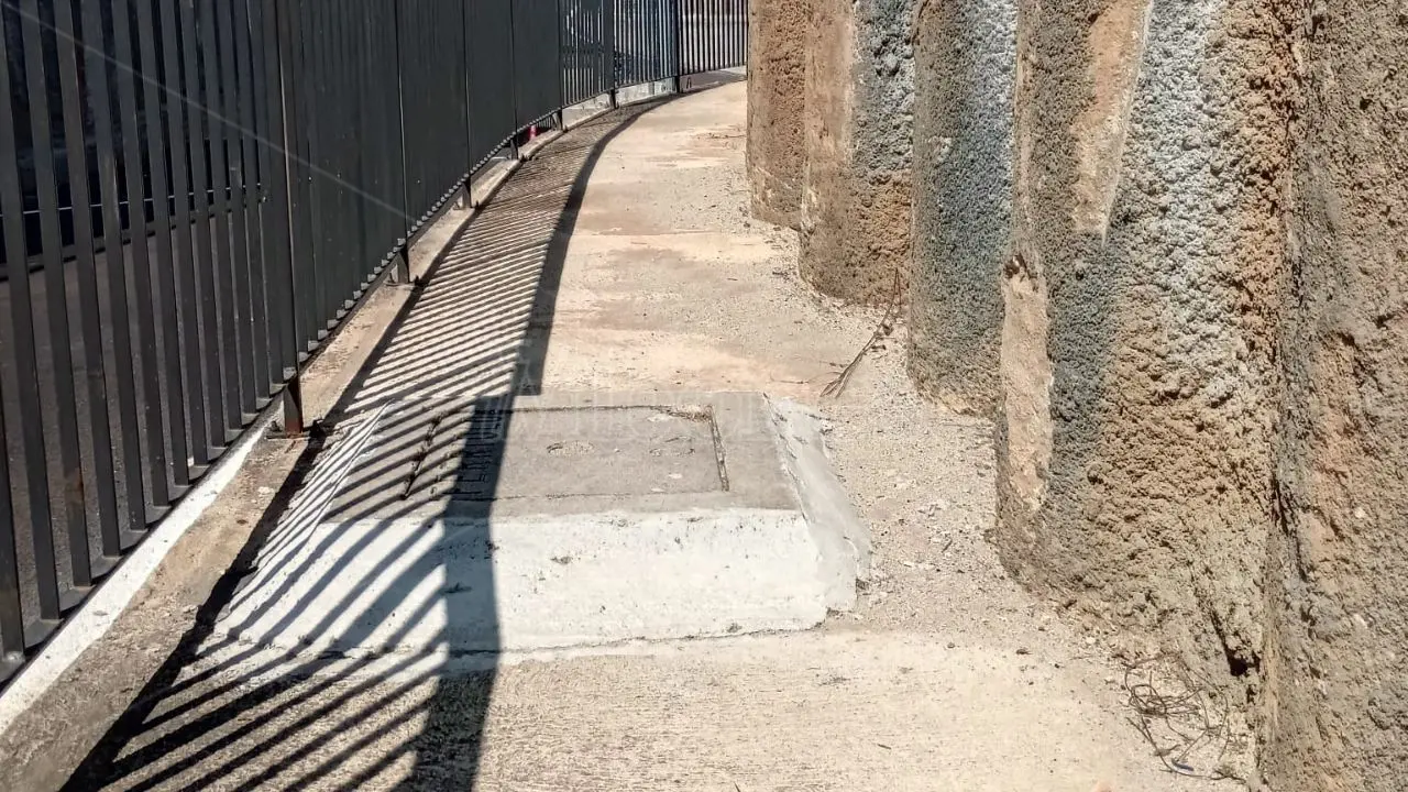 Vibo Marina, sottopasso con \"percorso a ostacoli\": pozzetti alti fino a 30 centimetri bloccano disabili e turisti con valige