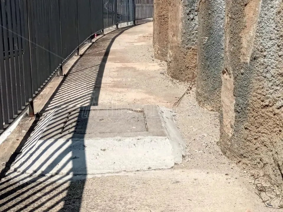 Vibo Marina, sottopasso con \"percorso a ostacoli\": pozzetti alti fino a 30 centimetri bloccano disabili e turisti con valige