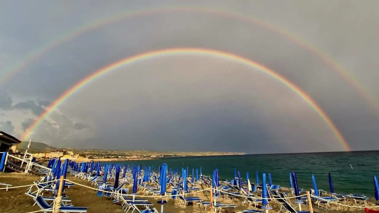 Lo spettacolo del doppio arcobaleno sulla spiaggia di Vibo Marina: magia della natura dopo la pioggia agostana