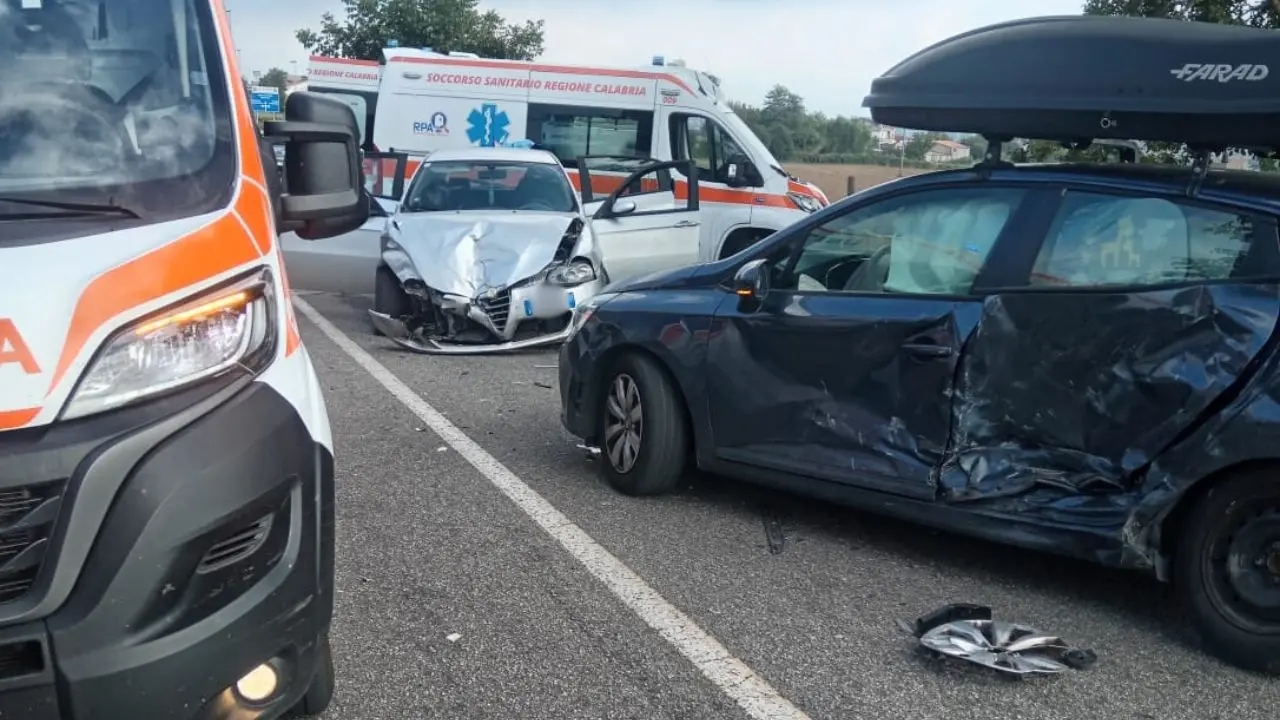 Incidente sulla Sp 17 all'incrocio per Zungri, 6 i feriti trasportati in ospedale a Vibo: c'è anche una bimba