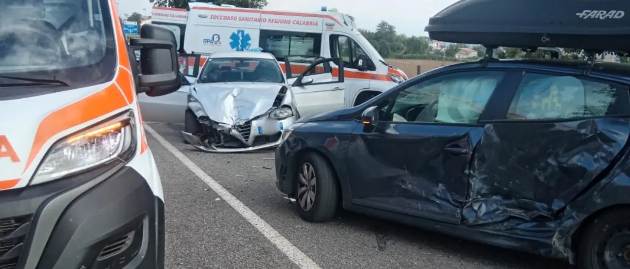 Incidente sulla Sp 17 all'incrocio per Zungri, 6 i feriti trasportati in ospedale a Vibo: c'è anche una bimba
