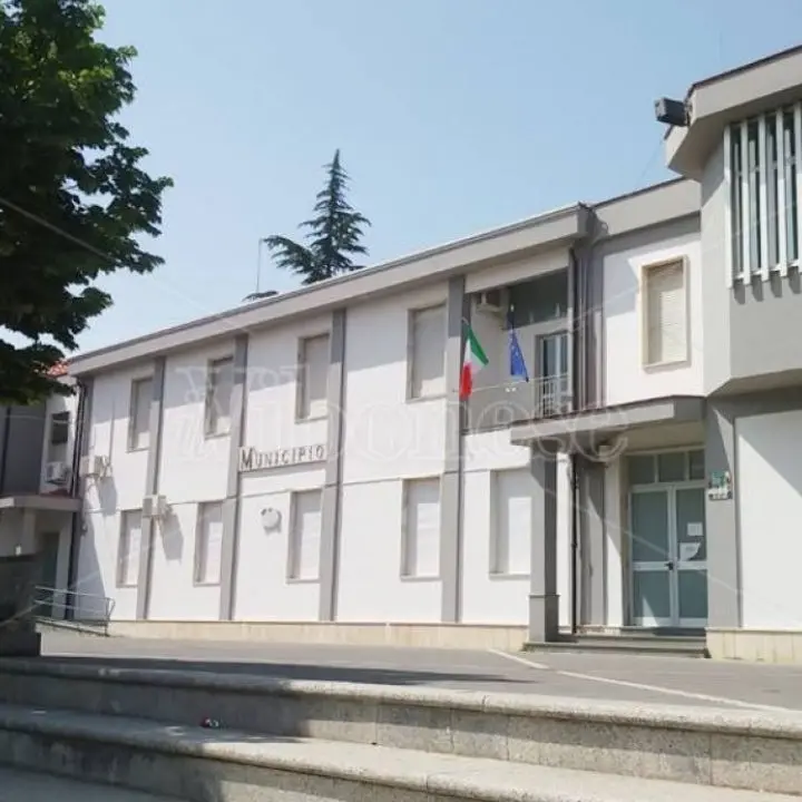 «Gli incarichi legali a San Calogero lievitano da mille a 12mila euro e i servizi sono al ribasso»: l'opposizione critica l'amministrazione Maruca