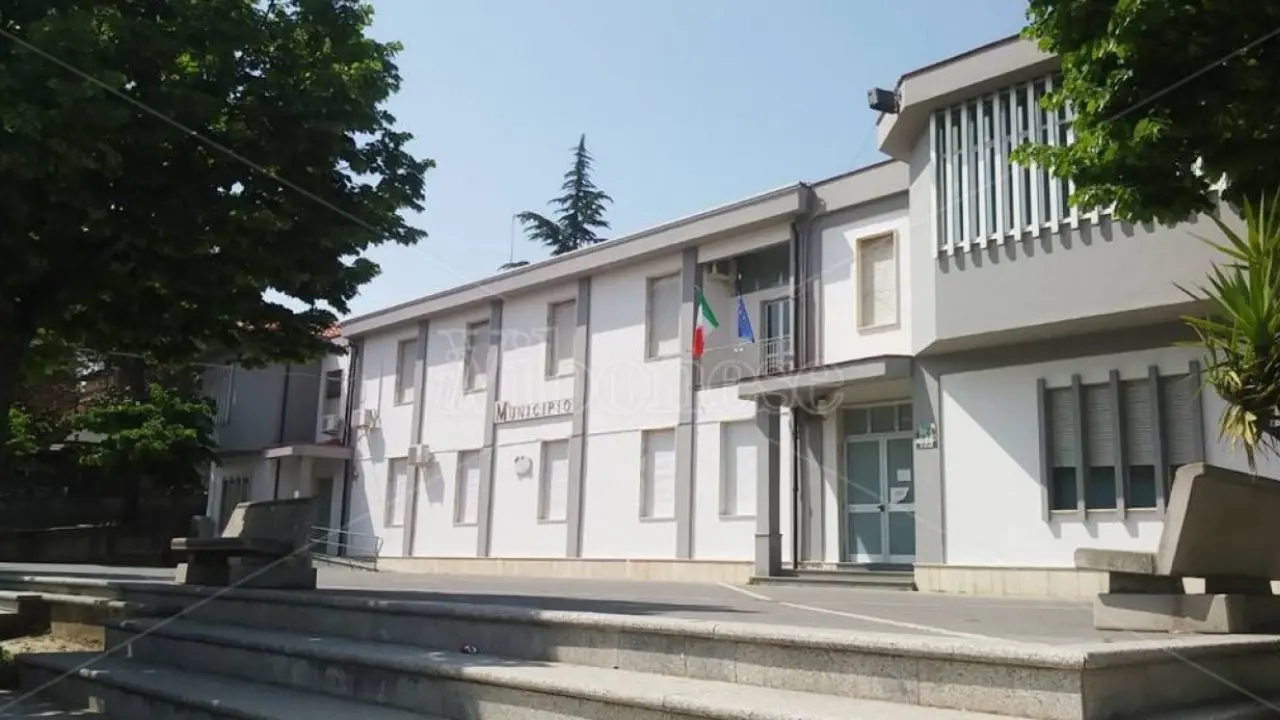 «Gli incarichi legali a San Calogero lievitano da mille a 12mila euro e i servizi sono al ribasso»: l'opposizione critica l'amministrazione Maruca