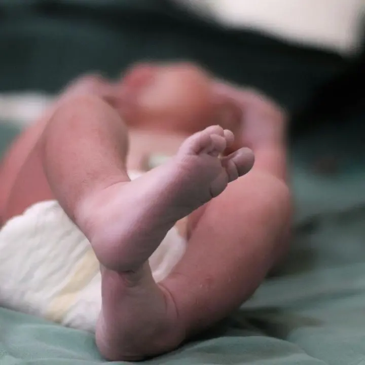 Fabiana nata su una spiaggia calabrese, il racconto di chi ha soccorso mamma e piccola: «La tenevo in braccio e piangevo»