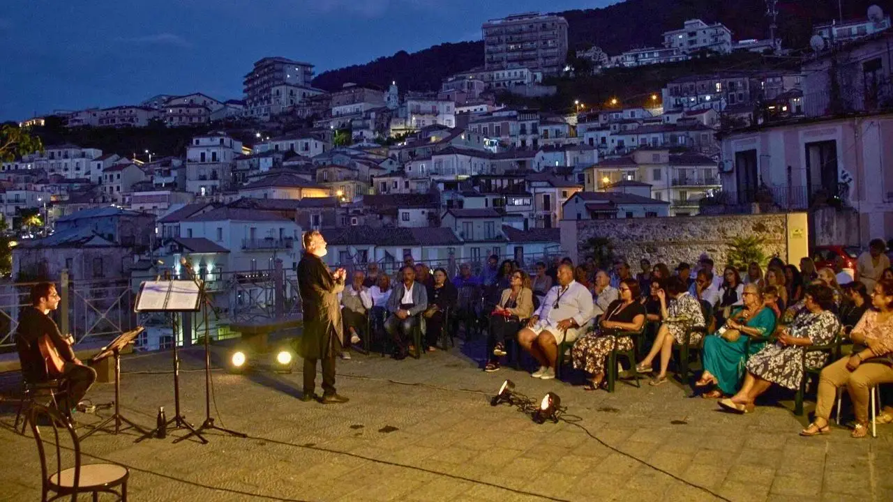Pizzo, salta la rassegna teatrale Faràgula e gli organizzatori accusano il Comune: «Svalutato il nostro lavoro»