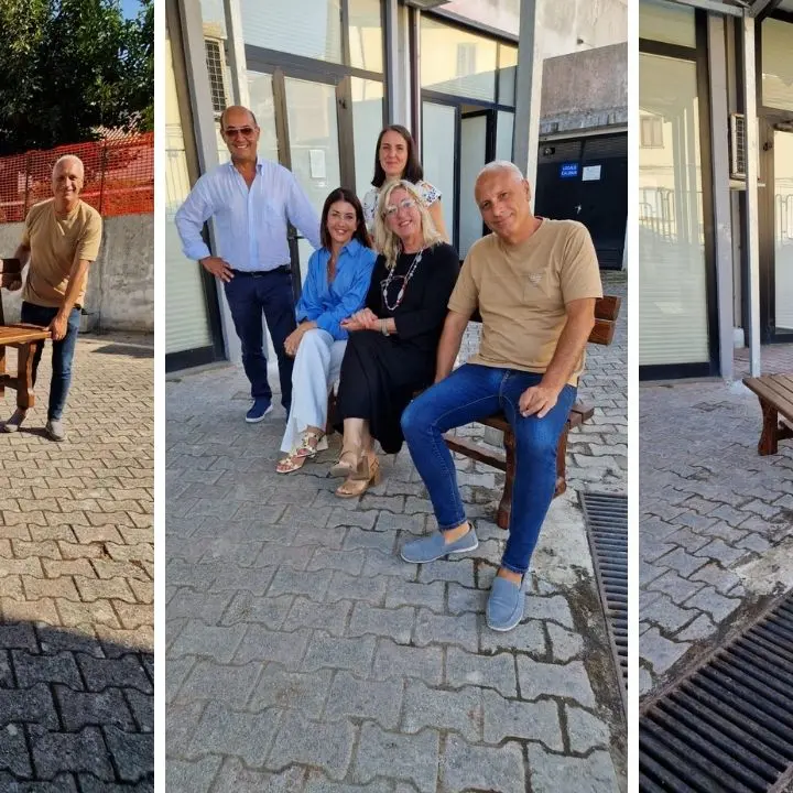 Mileto, il Comune dona alla Farmacia territoriale di Vibo due panchine realizzate con il legno di riciclo della scuola elementare di Paravati