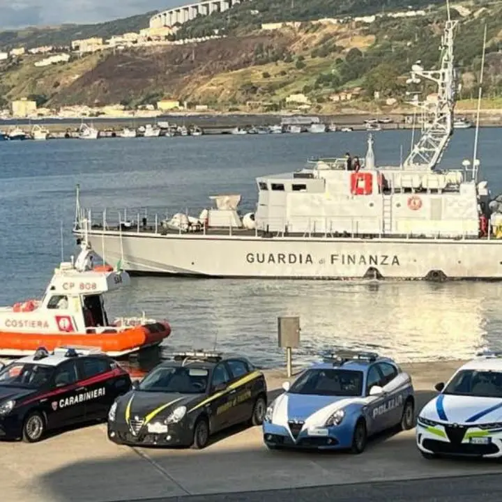 Stretta dei controlli in mare e sulle spiagge dopo l’aggressione a due militari della Guardia Costiera: il bilancio dell’operazione interforze