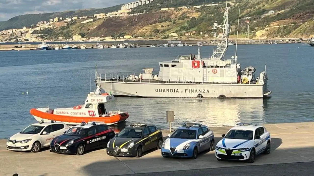 Stretta dei controlli in mare e sulle spiagge dopo l’aggressione a due militari della Guardia Costiera: il bilancio dell’operazione interforze