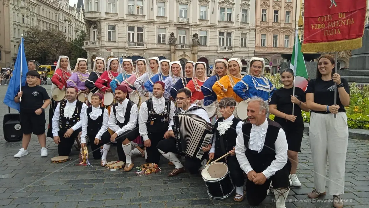 Il Gruppo folk città di Vibo protagonista al Summer festival di Praga: 4mila chilometri di passione e tradizione popolare - VIDEO