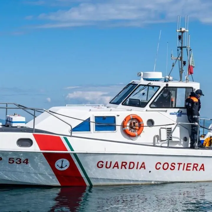 Militari della Guardia costiera aggrediti, le reazioni di politica e società civile. E intanto vengono rafforzati i controlli in mare