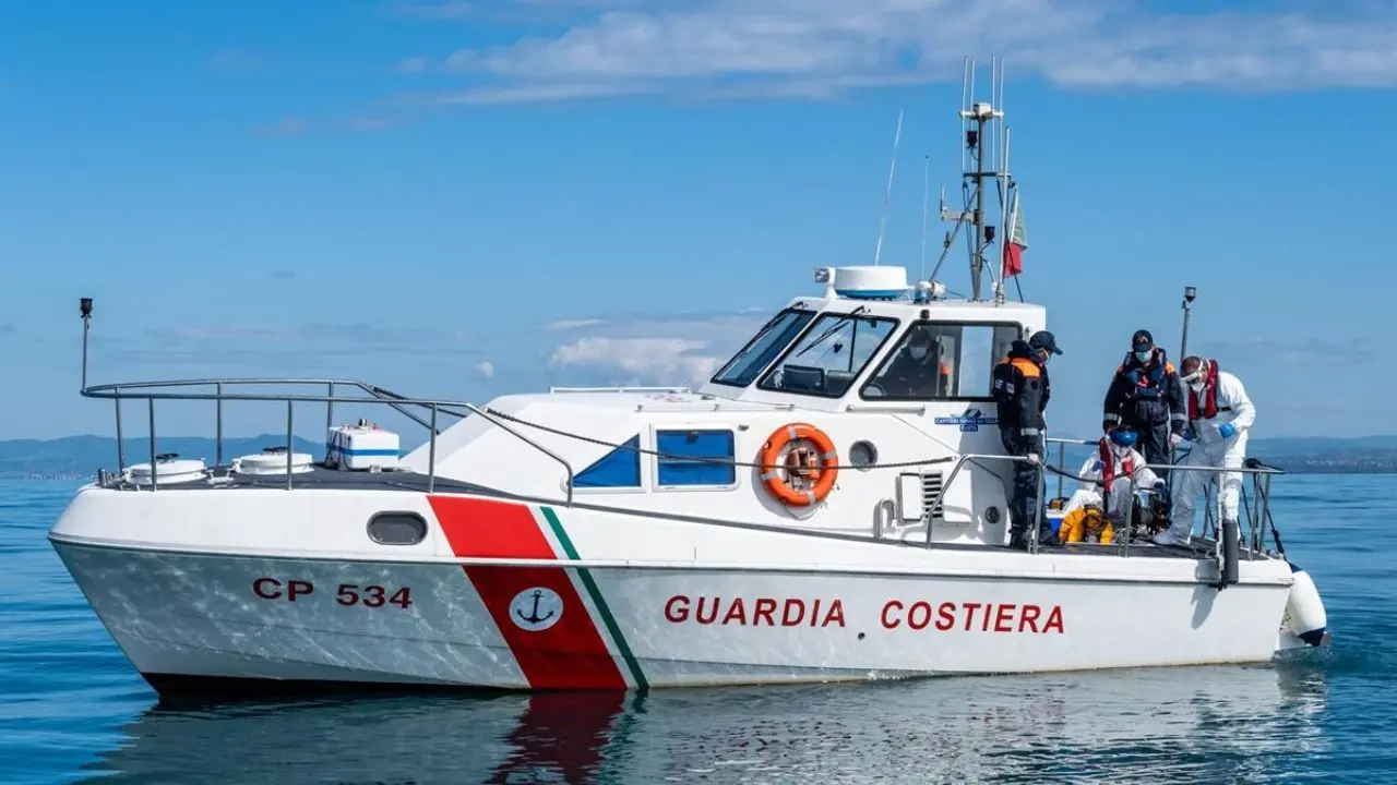 Militari della Guardia costiera aggrediti, le reazioni di politica e società civile. E intanto vengono rafforzati i controlli in mare