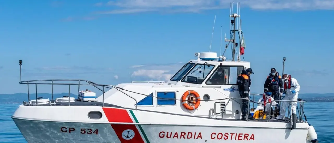 Militari della Guardia costiera aggrediti, le reazioni di politica e società civile. E intanto vengono rafforzati i controlli in mare