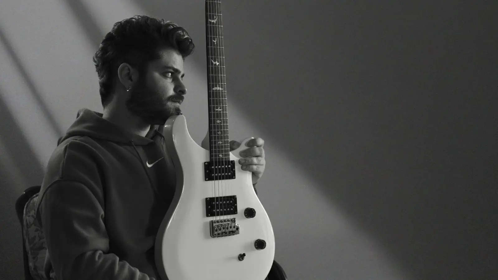 Nicotera, al Festival Guitaromanie spazio alle chitarre elettriche con il musicista vibonese Vittorio Greco