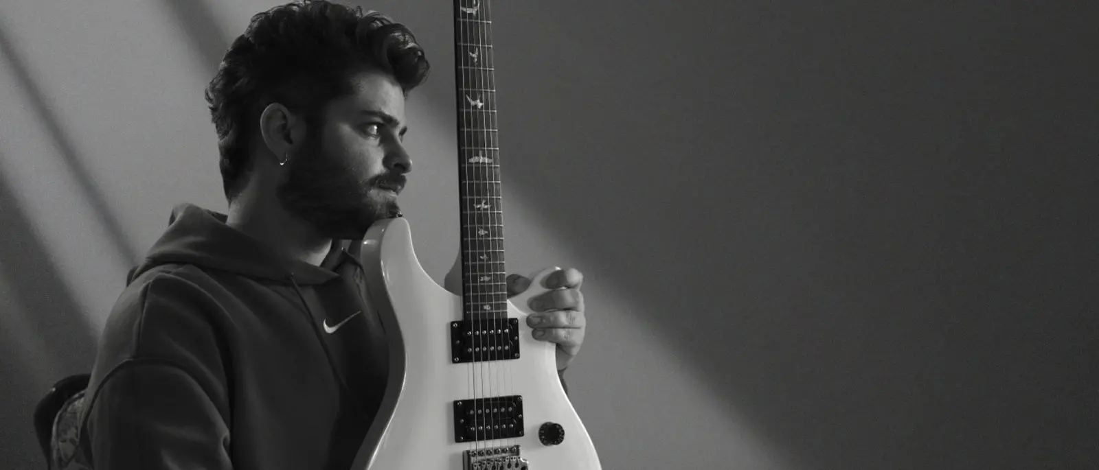 Nicotera, al Festival Guitaromanie spazio alle chitarre elettriche con il musicista vibonese Vittorio Greco