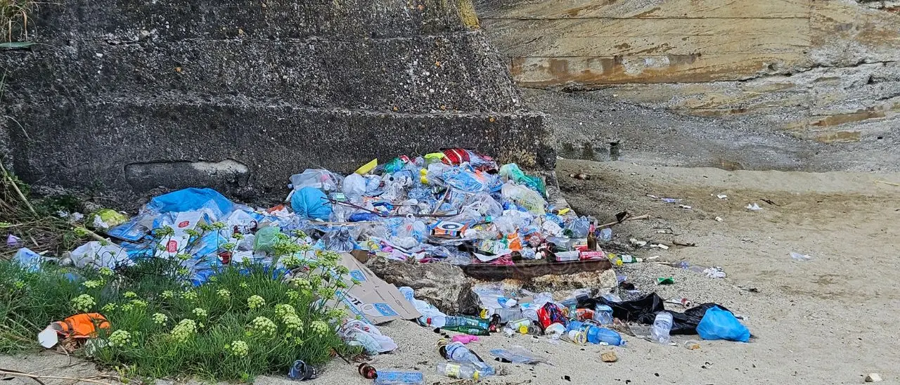 Pizzo, la spiaggia di Riviera Prangi sommersa da cumuli di rifiuti: «Anni di inciviltà e abbandono, si faccia al più presto pulizia» -VIDEO
