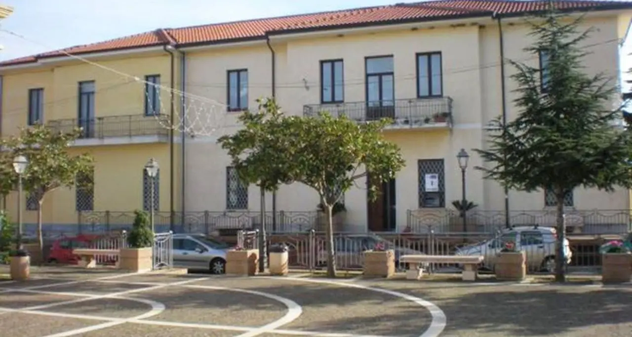 «Nessuna imboscata, era finita». «No, avete tradito gli elettori». A Zambrone è botta e risposta sulla caduta di L’Andolina\n