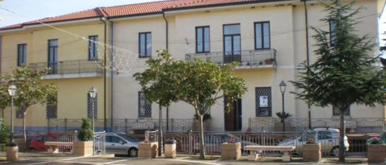 «Nessuna imboscata, era finita». «No, avete tradito gli elettori». A Zambrone è botta e risposta sulla caduta di L’Andolina\n