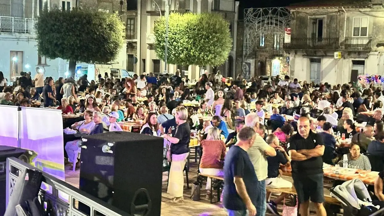 Mileto, la sagra della trippa porta duemila persone in piazza e torna a essere un appuntamento clou del territorio