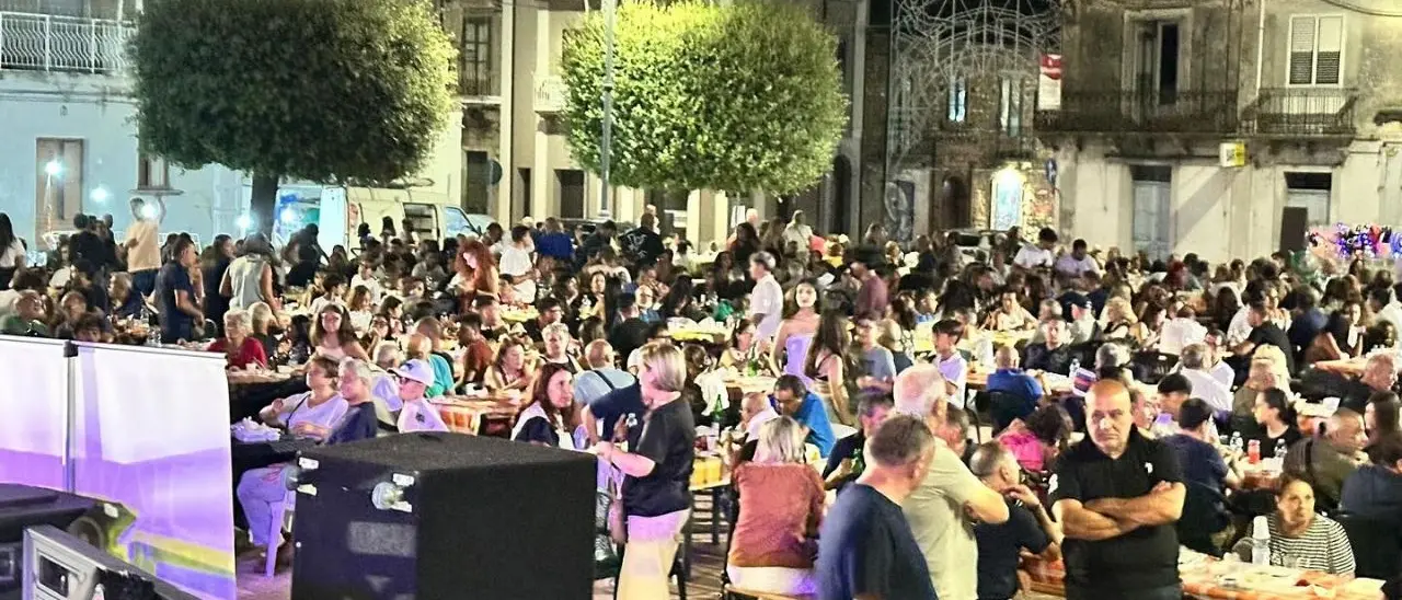 Mileto, la sagra della trippa porta duemila persone in piazza e torna a essere un appuntamento clou del territorio