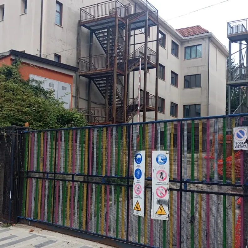 Adeguamento sismico dell'Itc di Serra per 760mila euro, l'opposizione comunale punta il dito verso la Provincia: «Lavori fermi e finanziamenti a rischio»