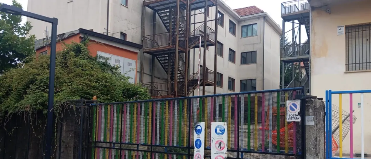 Adeguamento sismico dell'Itc di Serra per 760mila euro, l'opposizione comunale punta il dito verso la Provincia: «Lavori fermi e finanziamenti a rischio»